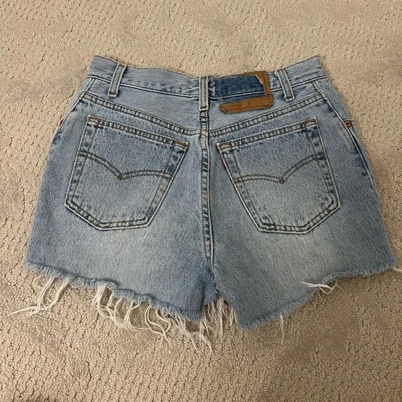 Vintage Levi high waisted cutoff Denim Shorts size 26 - Picture 2 of 3